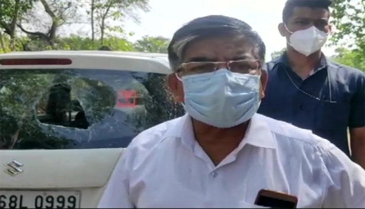 ప‌శ్చిమ‌ బెంగాల్ బీజేపీ ఎంపీ కారుపై కొంద‌రు దాడి