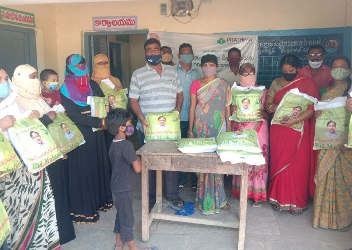 ముస్లింలకు రంజాన్‌ దుస్తుల పంపిణీ