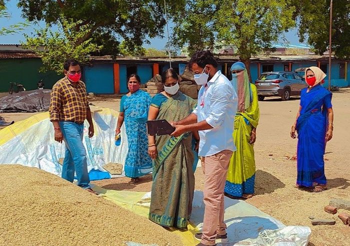 ధాన్యం బస్తాలను మిల్లులకు తరలించాలి