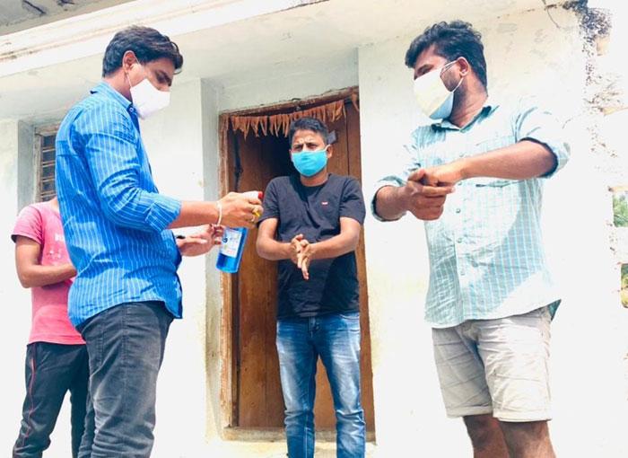 శానిటైజర్లు, మాస్కులు పంపిణీ