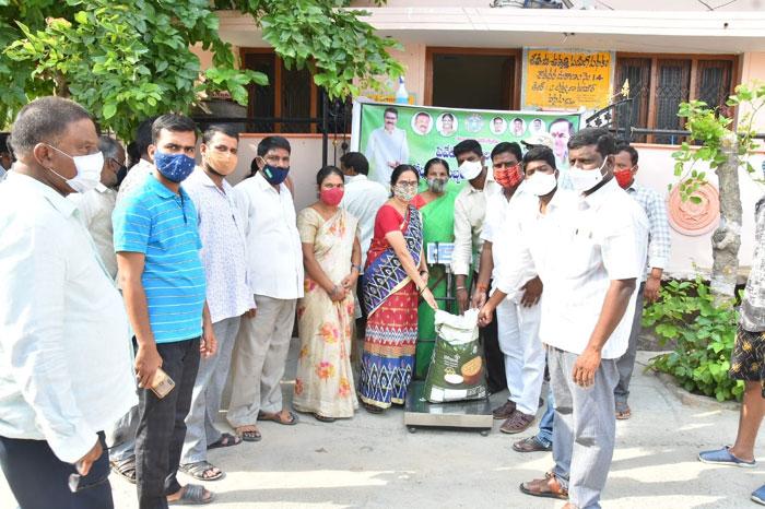 ప్రైవేట్‌ సిబ్బందికి నగదు, బియ్యం అందజేత