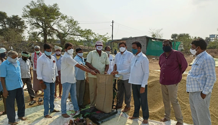 కొనుగోలు కేంద్రాలను రైతులు వినియోగించుకోవాలి