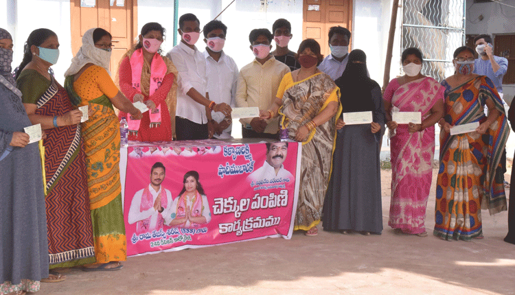 డివిజన్లలో కల్యాణలక్ష్మి చెక్కుల పంపిణీ