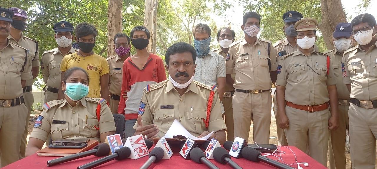 గంజాయి తరలిస్తున్న ముగ్గురు వ్యక్తులు అరెస్ట్.. 70 కిలోలు సీజ్