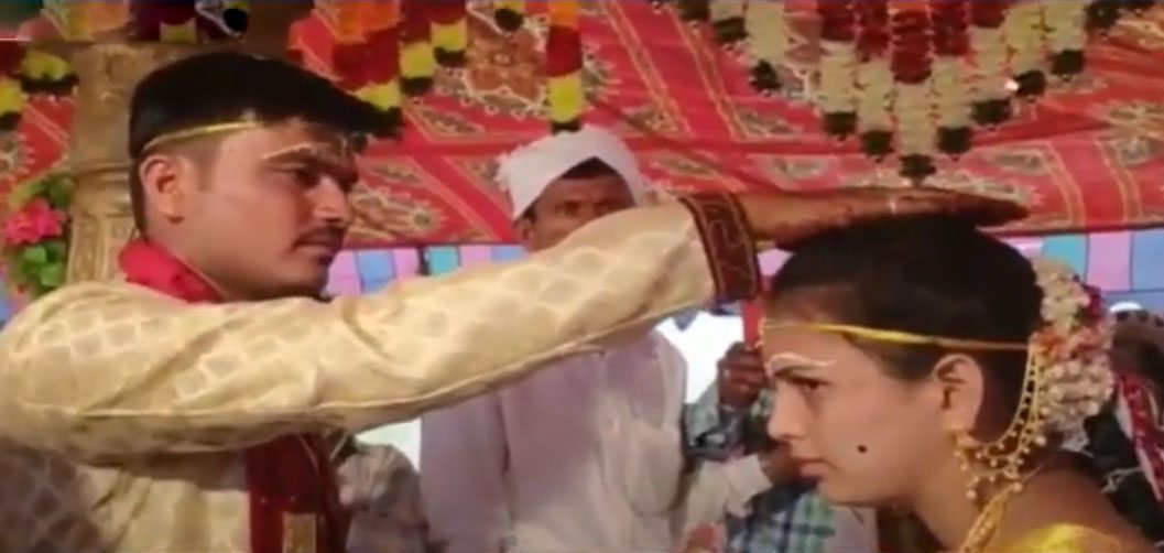 ముహూర్తం టైమ్‌కి క‌రోనాతో మృతి.. వాట్సాప్‌లో పెళ్లి మంత్రాలు చ‌దివిన పంతులు