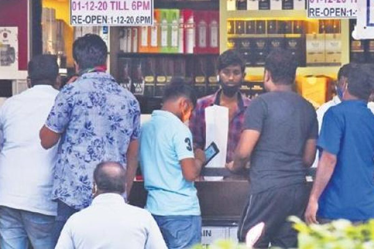 లాక్డౌన్ ఎఫెక్ట్ : మద్యం దుకాణాల వద్ద మందుబాబుల రద్దీ (వీడియో)