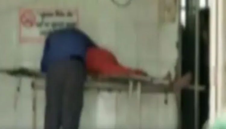 చికిత్స అంద‌క.. భ‌ర్త చేతుల్లో మ‌ర‌ణించిన భార్య‌