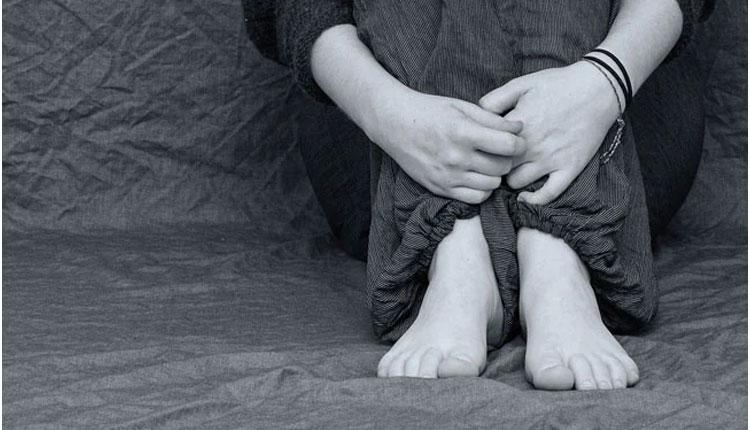 రెండో పెళ్లి చేసుకున్న మ‌హిళ‌.. ఉమ్మిని నాకాల‌ని ఆదేశం