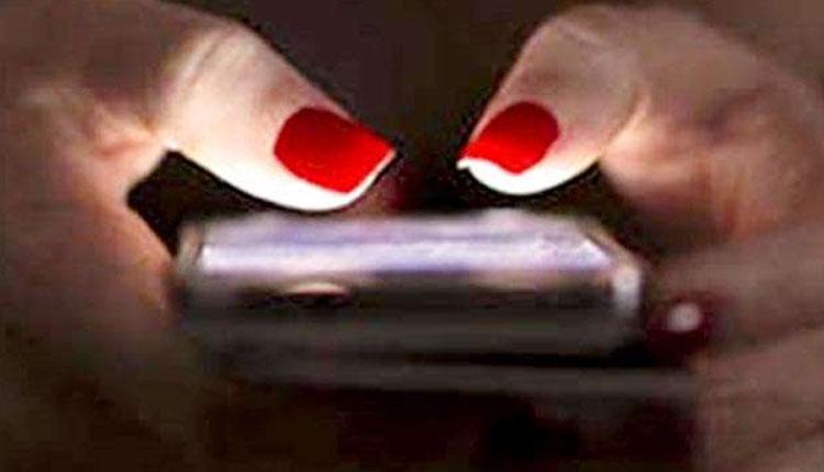 ఏఆర్ మ‌హిళా కానిస్టేబుల్ హ‌నీట్రాప్