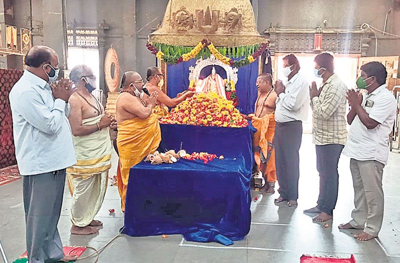 యాదాద్రీలో లక్ష పుష్పార్చన