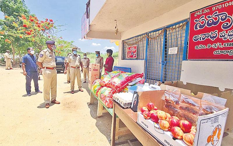 లాక్‌డౌన్‌ సమయంలో ధైర్యంగా ఉండాలి