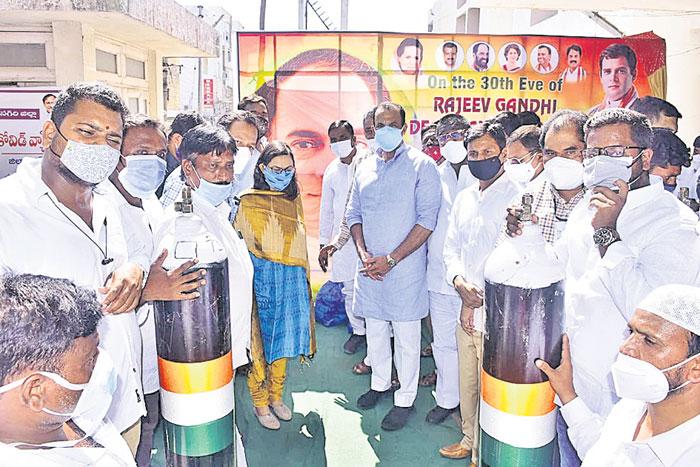 50 ఆక్సిజన్‌ సిలిండర్లు అందజేత