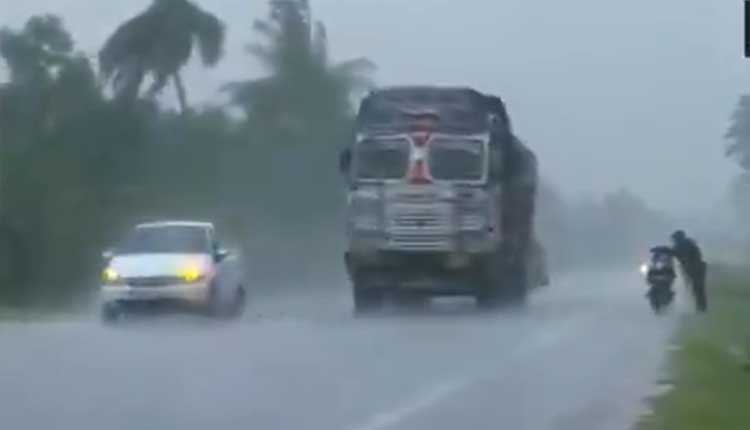 యాస్ తుఫాన్ ఎఫెక్ట్‌: ఒడిశా తీరంలో భారీ వ‌ర్షం.. వీడియో