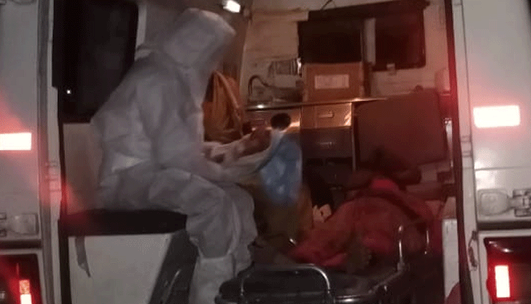 అంబులెన్స్‌లోనే కరోనా గర్భిణి ప్రసవం