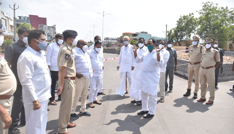 ఆదిలాబాద్‌లో లాక్‌ డౌన్‌ పరిశీలించిన మంత్రి ఐకే రెడ్డి