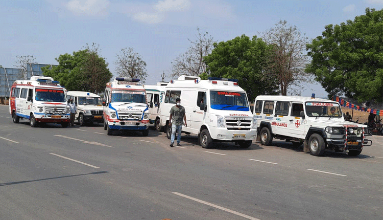 పుల్లూరు వద్ద నిలిచిపోయిన ఏపీ అంబులెన్స్‌లు