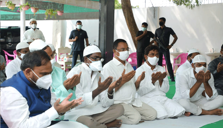 రంజాన్‌ వేడకల్లో పాల్గొన్న మంత్రి పువ్వాడ