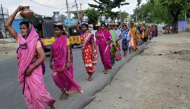 కరోనా పోవాలని ముత్నుర్‌లో మహిళల పూజలు