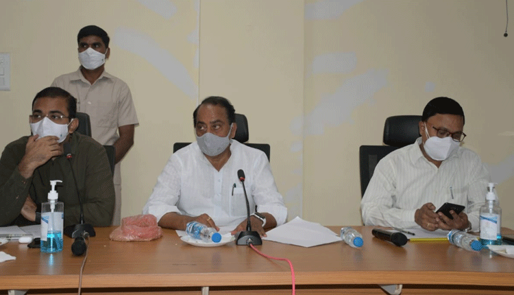 పారదర్శకంగా కొనుగోళ్లు చేపట్టాలి : మంత్రి అల్లోల