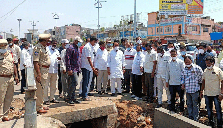 రోడ్డు వెడల్పు పనులను పరిశీలించిన మంత్రి అల్లోల
