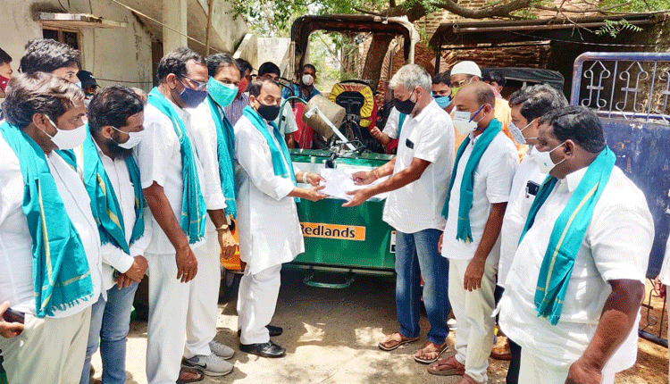 రైతులకు పనిముట్లను అందజేసిన మంత్రి అల్లోల