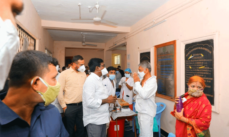 వ్యాక్సినేషన్ కేంద్రాన్ని పరిశీలించిన మంత్రి పువ్వాడ