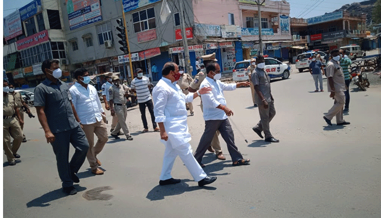 లాక్ డౌన్ అమలును పరిశీలించిన మంత్రి  ఐకే రెడ్డి