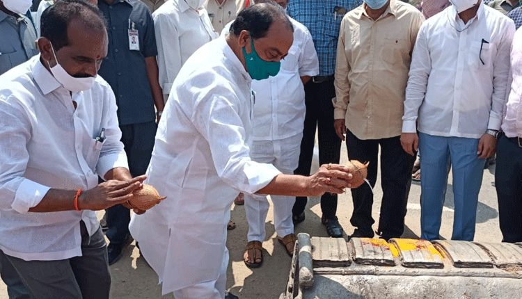 రోడ్డు పనులు ప్రారంభించిన మంత్రి ఐకే రెడ్డి