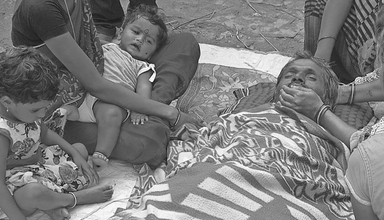 పిడుగుపాటుకు మేకల కాపరి, మేకలు మృతి