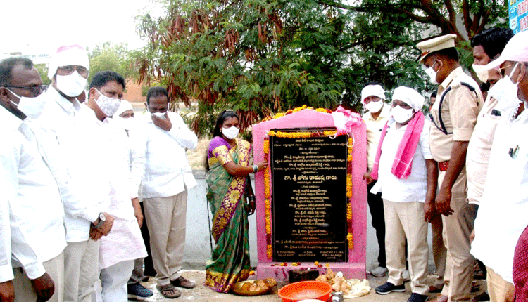 పలు అభివృద్ధి పనులను ప్రారంభించిన ఎమ్మెల్యే రామన్న