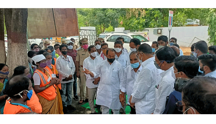 పారిశుద్ధ్య కార్మికల సేవలు ప్రశంసనీయం : మంత్రి ఐకే రెడ్డి