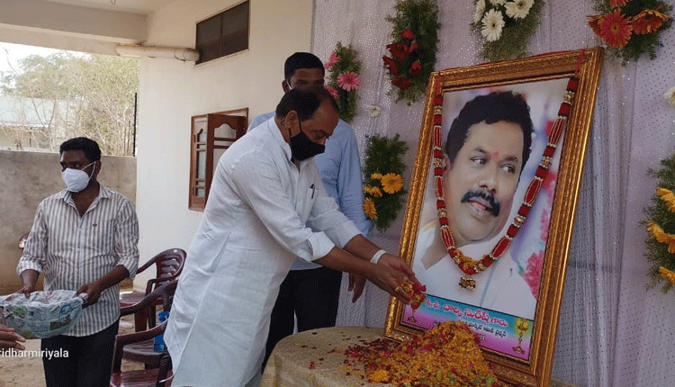 ప్రభుత్వ విప్ బాల్క సుమన్‌ను  ప‌రామ‌ర్శించిన మంత్రి అల్లోల