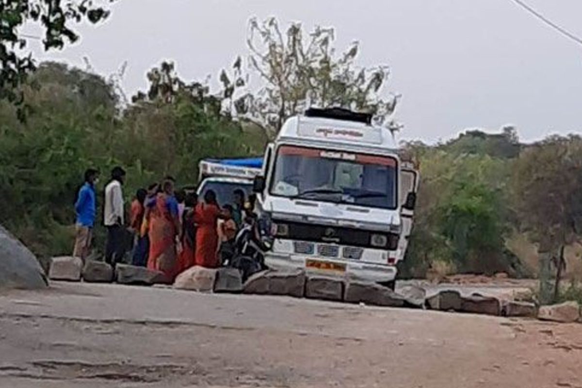 గర్భిణీని తీసుకెళ్లేందుకు వచ్చిన అంబులెన్స్‌.. కరోనా భయంతో అడ్డుకున్న గ్రామస్తులు