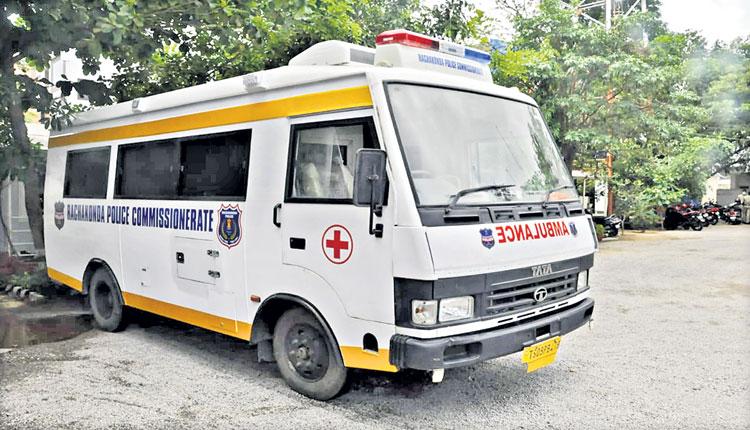 తుప్పుపట్టిన వాహనం.. కొత్త అంబులెన్స్‌గా..