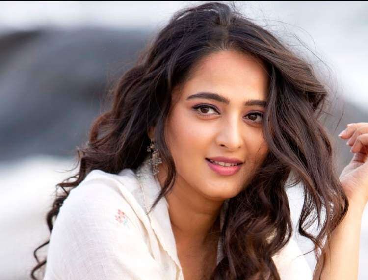 పాజిటివ్ గా ఉండాల‌ని కోరిన అనుష్క‌