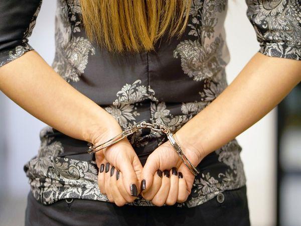 ప్రియుడితో రాస‌లీల‌లు : వ్య‌క్తిపై మ‌హిళ దాడి ఆపై..