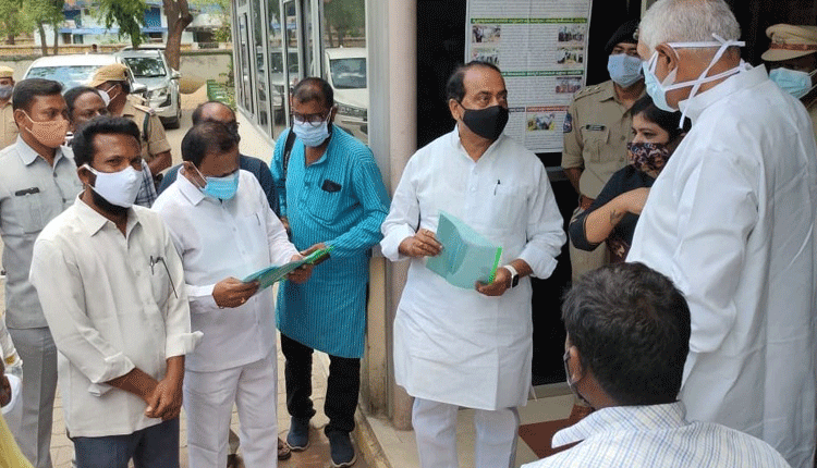 భూమి అన్యాక్రాంతంపై మంత్రికి వినతి