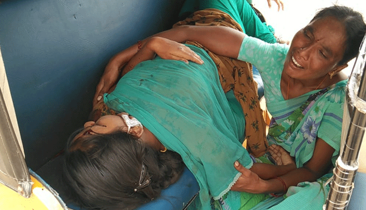 బైక్‌ ఢీ కొని యువతి మృతి