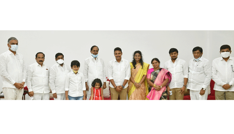 సీఎం కేసీఆర్‌ను కలిసిన ఎమ్మెల్యే నోముల భగత్‌