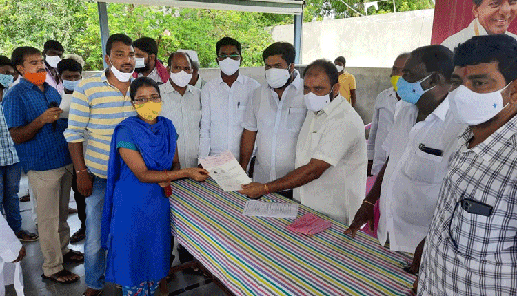 సీఎంఆర్‌ఎఫ్‌ చెక్కులు అందజేత