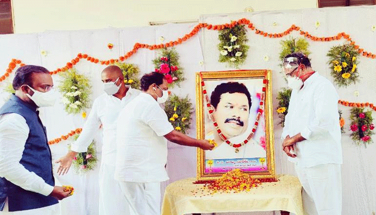 ప్రభుత్వ విప్ సుమన్‌ను పరామర్శించిన మంత్రి కొప్పుల