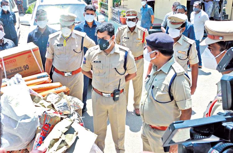 భారీగా పేలుడు పదార్థాలు స్వాధీనం