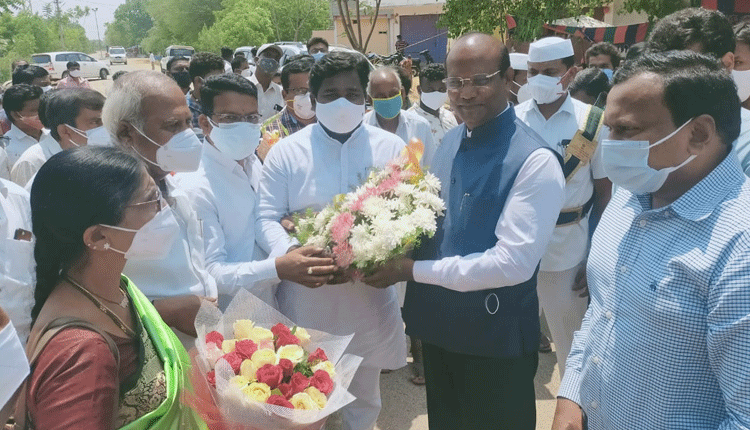 పాత దొమ్మాటను సందర్శించిన రాష్ట్ర అడ్వకేట్‌ జనరల్‌