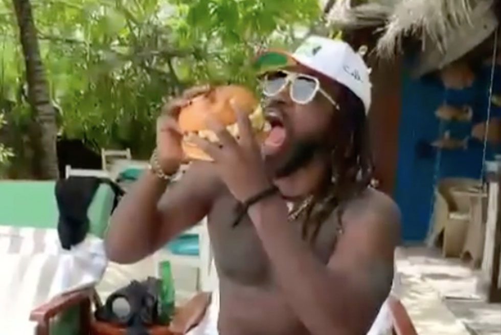 క్రిస్‌గేల్‌ తింటున్న బర్గర్‌ ఎంత పెద్దదో చూశారా? వీడియో వైరల్‌