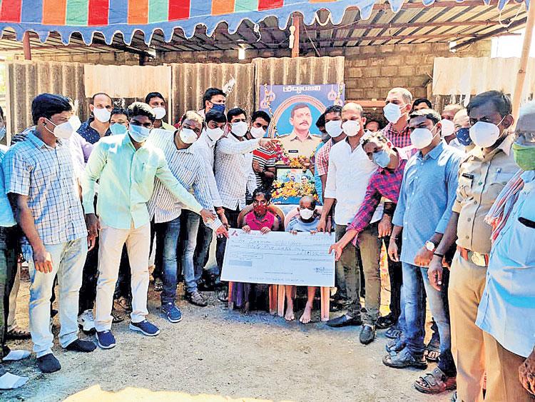 సీఐ కుటుంబానికి 35 లక్షల సాయం