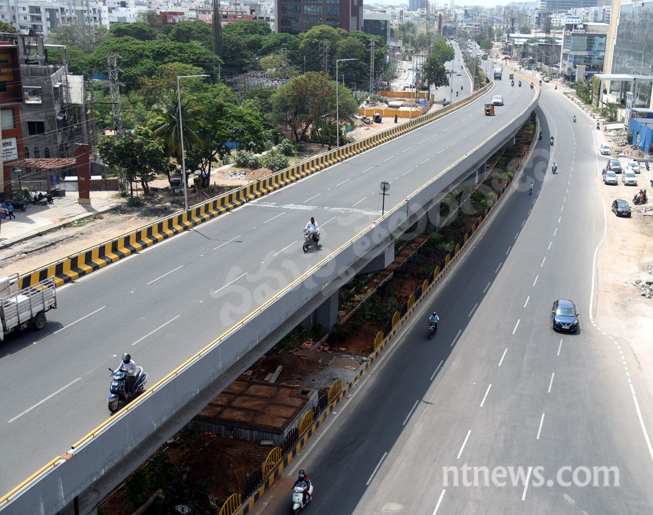 అటు క‌రోనా.. ఇటు ఎండ : భ‌యం రోడ్ల‌పై త‌గ్గిన జ‌నం