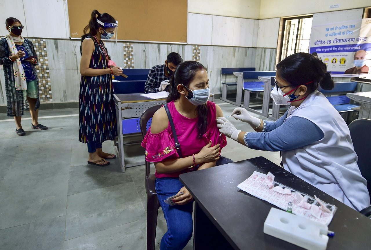 మూడో విడుతలో 24గంటల్లో 2.15లక్షల మందికి టీకా : కేంద్రం