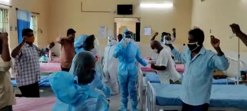 దవాఖానలో డ్యాన్స్‌.. భయానికి లేదు చాన్స్‌