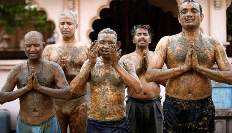 ఆవుపేడ పూసుకుంటే క‌రోనా రాదా?