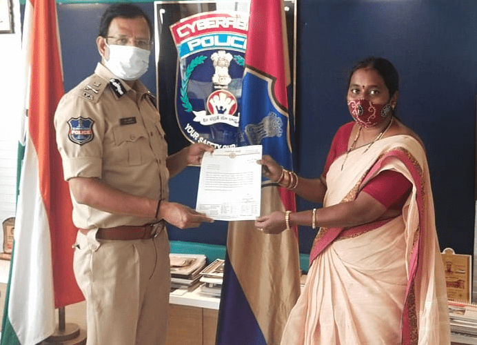 శ్రీరెడ్డి పై సీపీ సజ్జనార్ కు తెలంగాణ జనసేన వీర మహిళా విభాగం ఫిర్యాదు